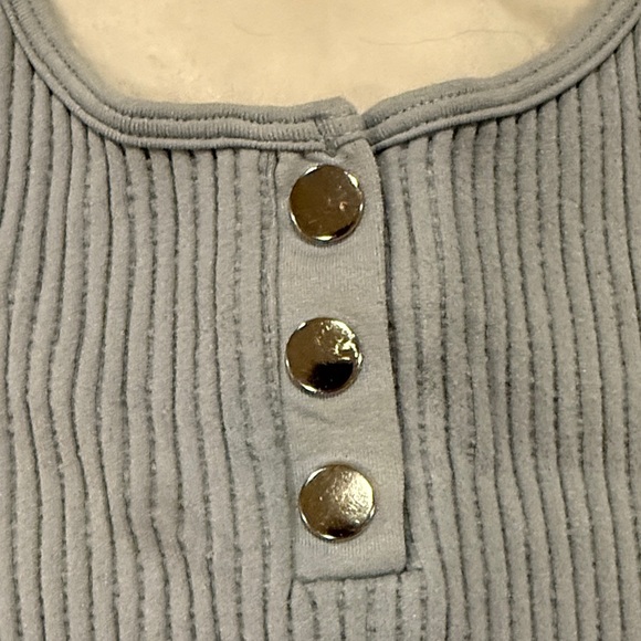 Stylish Ribbed Button-Front Crop Top - Picture 2 of 4